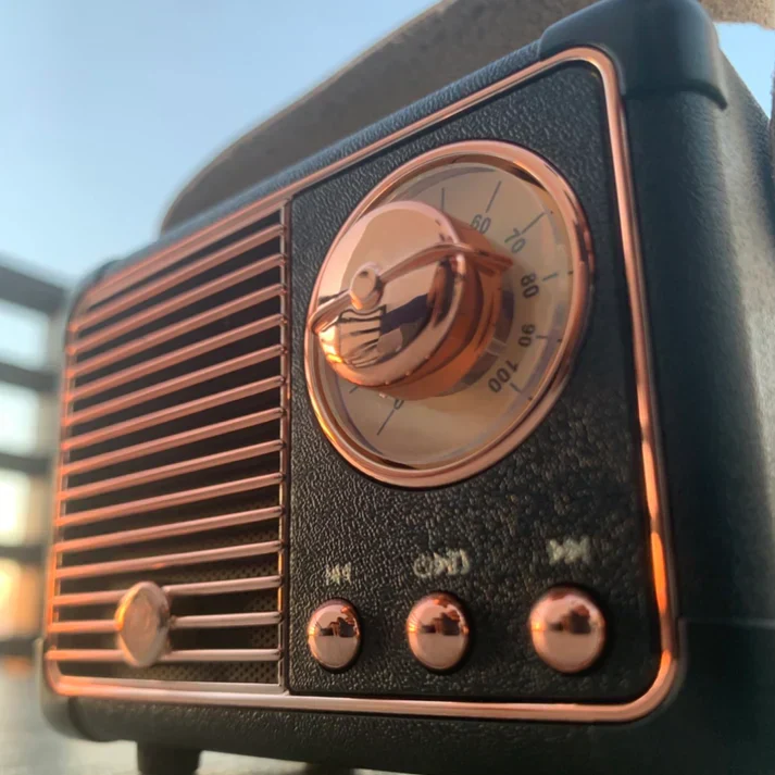 LydBox™ – Kompakt Retro Højtaler - Image 4